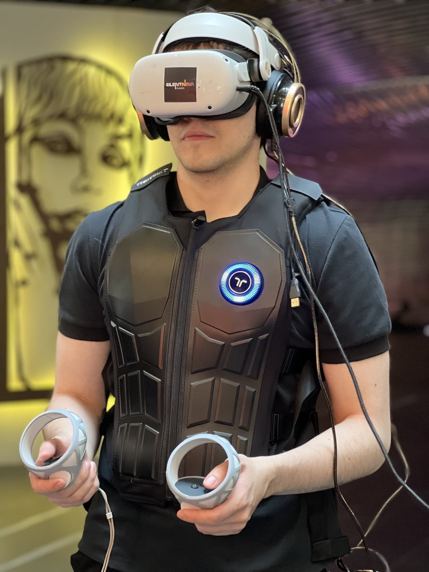 Integrante de Silent Nova con visor Meta Quest y chaleco háptico bHaptics, sosteniendo los controles